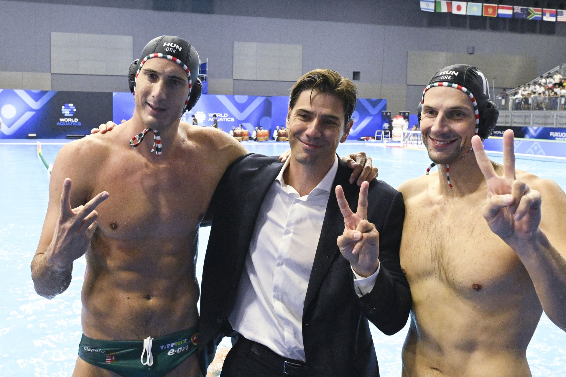 Vámos Márton (balra), Madaras Norbert, és Varga Dénes a fukuokai öröm pillanatában – ketten hamarosan akár háromszoros világbajnokok is lehetnek Fotó: MTI/Koszticsák Szilárd