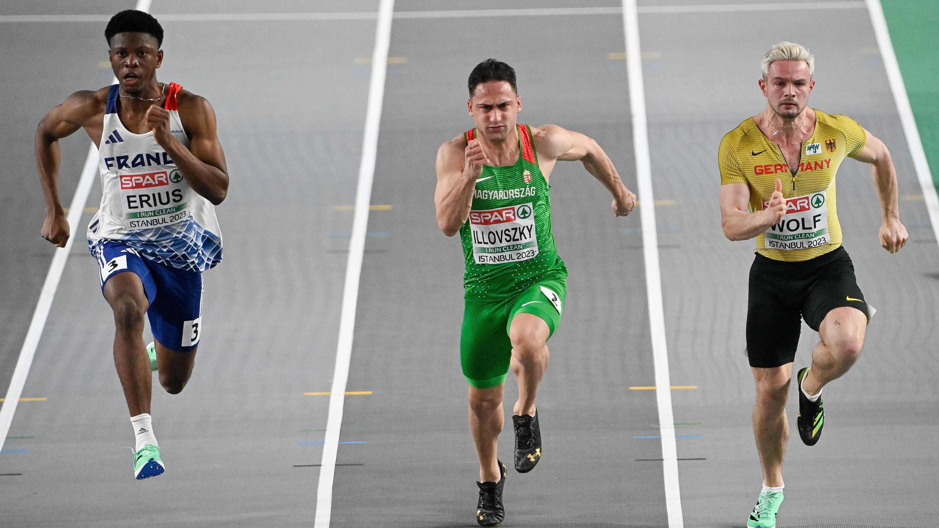 Illovszky Dominik (k) a férfi 60 méteres síkfutás előfutamában az isztambuli fedett pályás atlétikai Európa-bajnokságon. Mellette a francia Jeff Erius (b) és a német Yannick Wolf. MTI/Czeglédi Zsolt