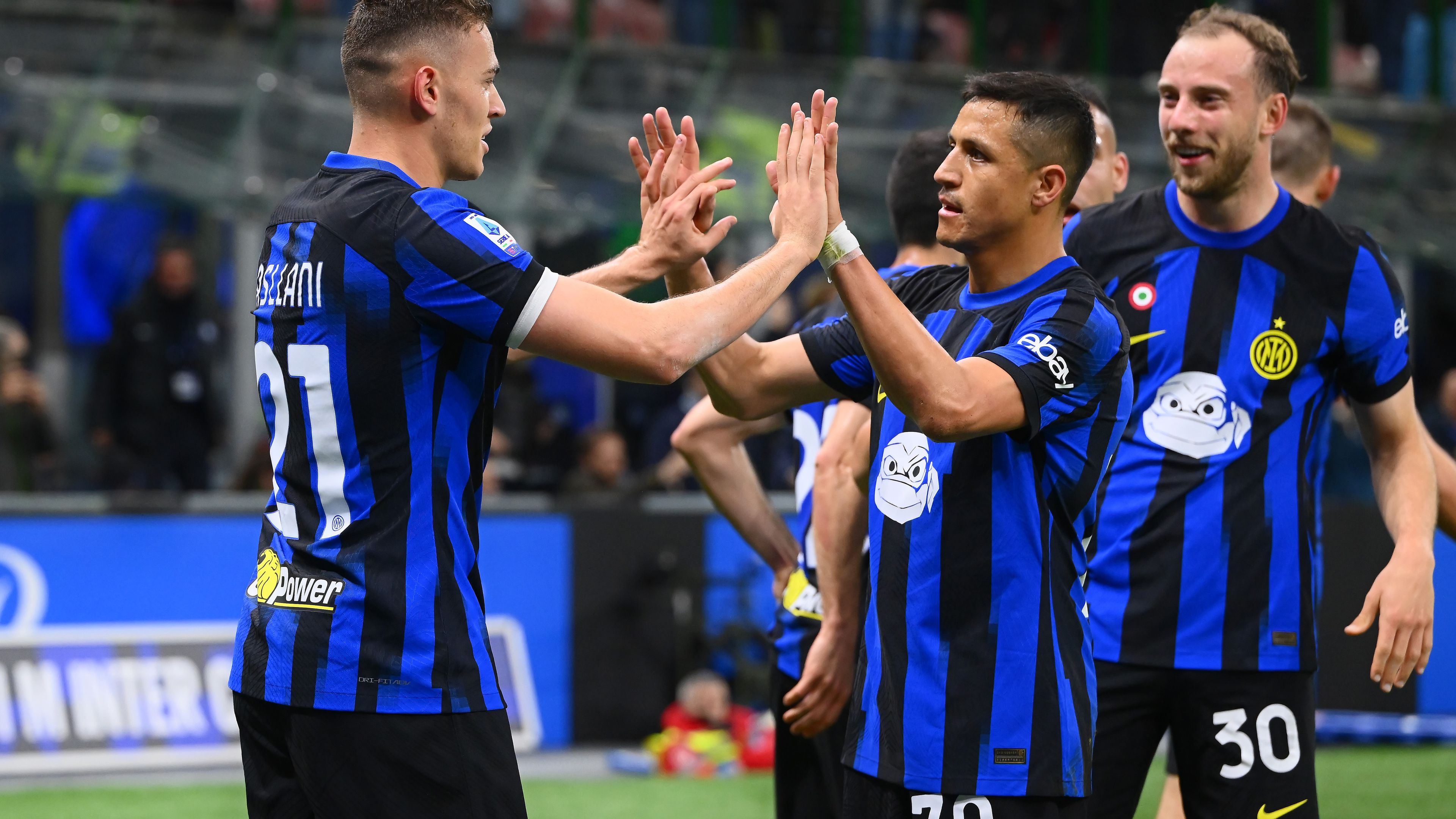 Kristjan Asllani és Alexis Sánchez pacsizik egymással – ők ketten lőtték az Inter góljait az első félidőben