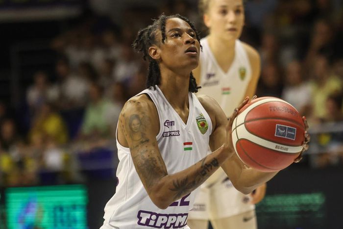 Turner Yvonne hetekre kidőlt