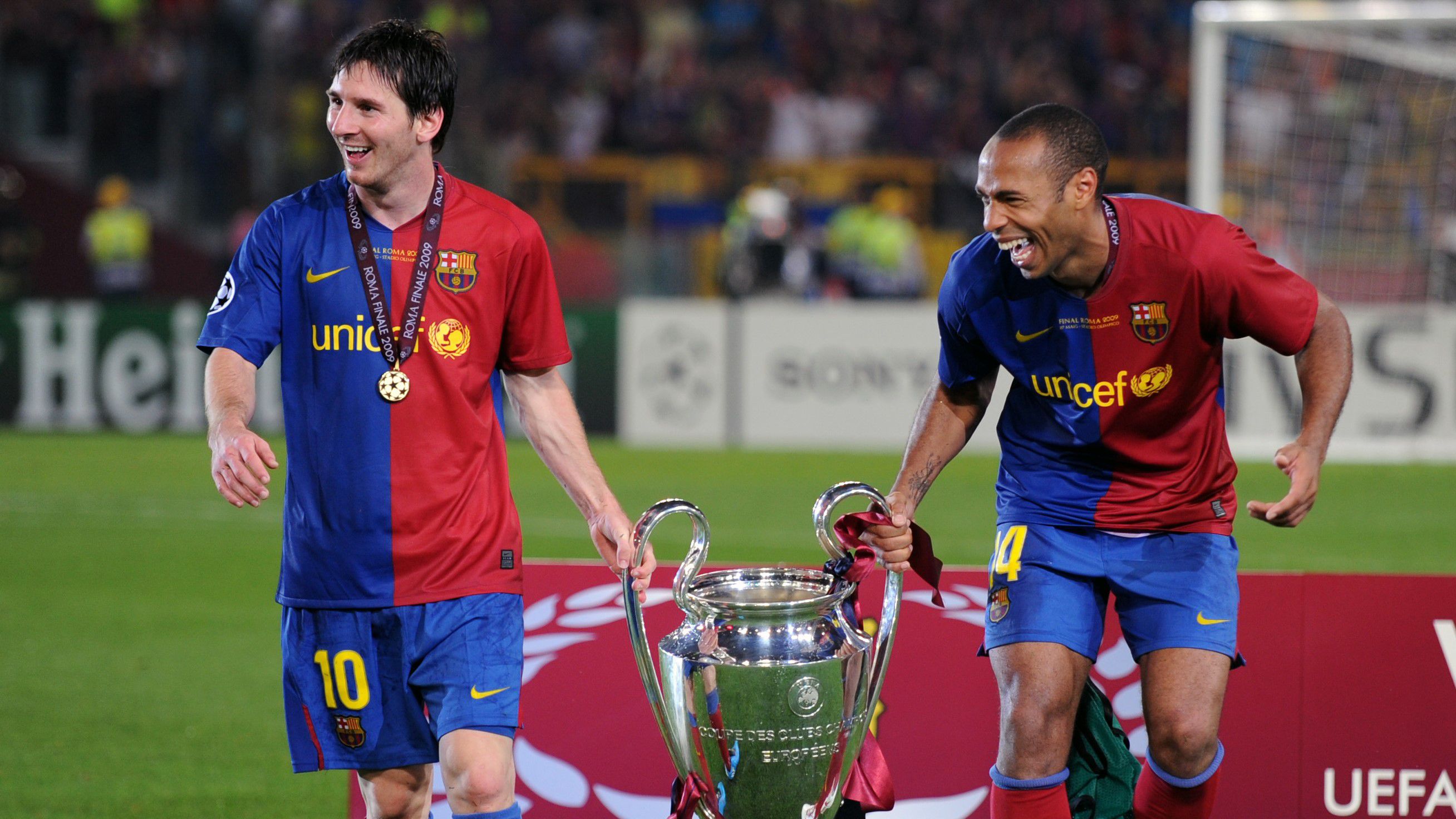 Lionel Messi és Thierry Henry a Barcelona 2009-es Bajnokok Ligája győzelmét ünnepli a trófeával (Fotó: Getty Images)