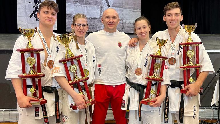 Mező Lili (balról a második) aranyérmes a shinkyokushin karate Európa-bajnokságon (Fotó: Victoryclub.hu/Facebook)