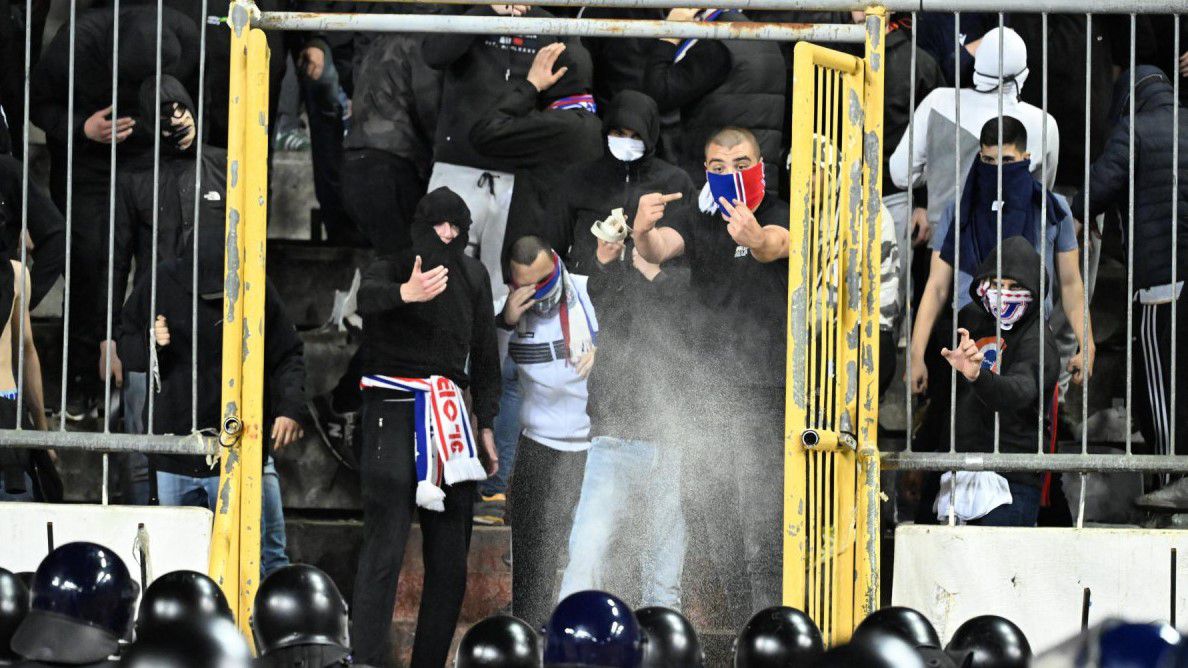 A Hajduk szurkolói épp örök barátságot kötnek a rendőrökkel… (Fotó: Jutarnji list)