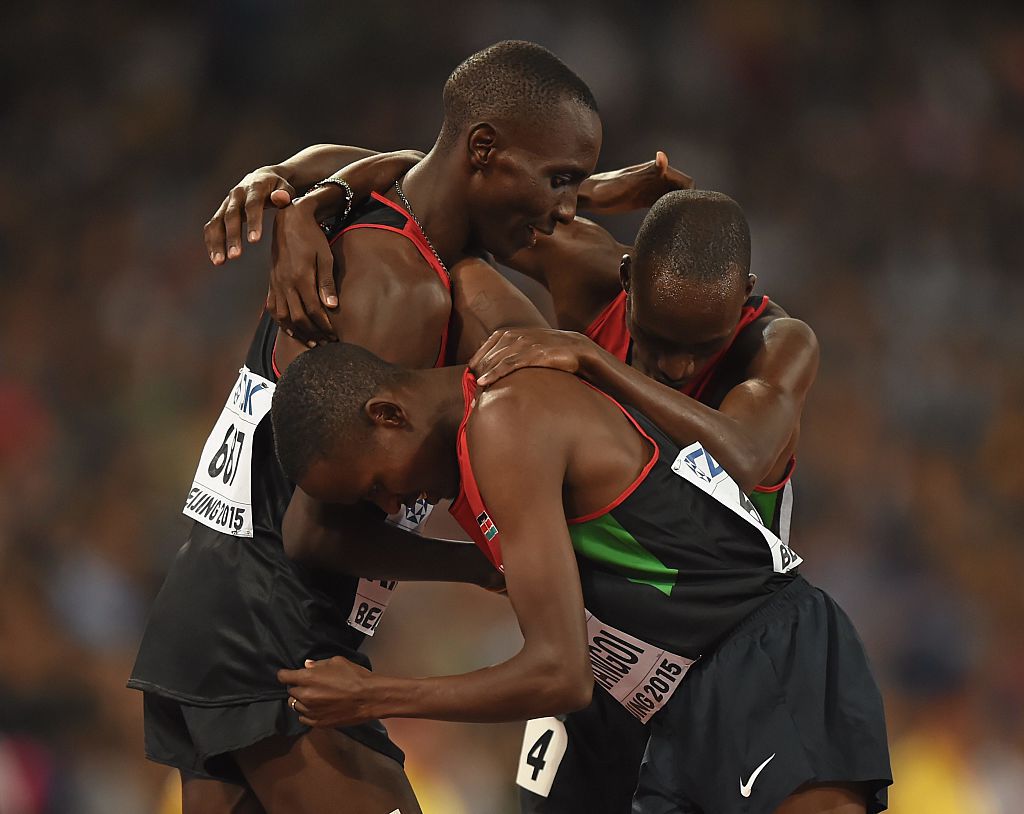 Fekete Laokon-csoport, avagy a a 2015-ös vb boldog kenyaiai: Asbel Kiprop, az ezüstérmes Elijah Motonei Manangoi és a hetedik helyezett Timothy Cheruiyot  (Fotó: Getty Images)