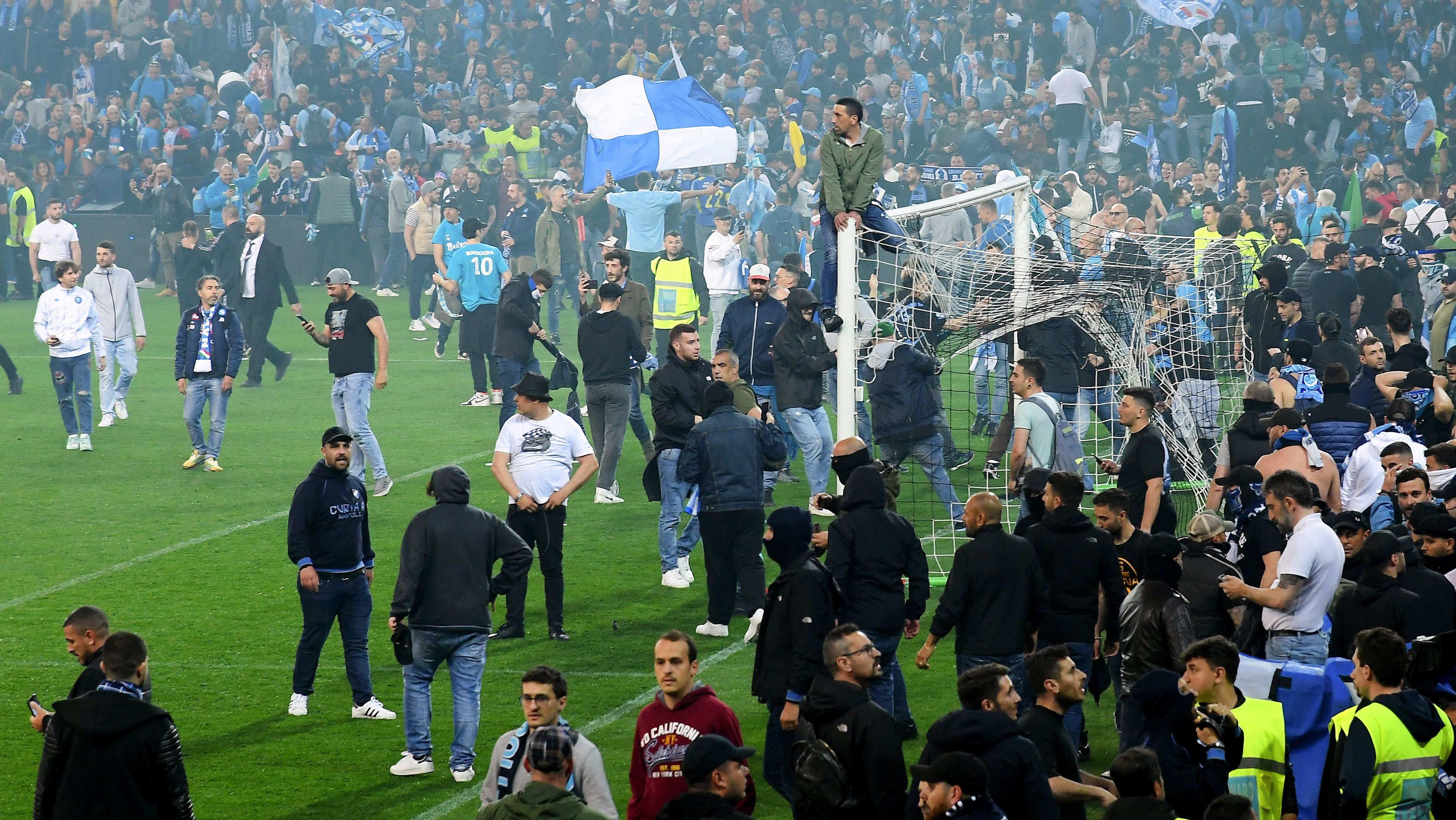 A Napoli-szurkolók elfoglalták a stadiont.