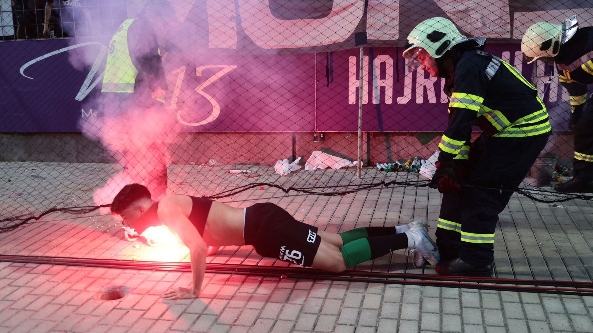 Még egy tűzoltó is segített Lisztes Krisztiánnak (Fotó: Czerkl Gábor)