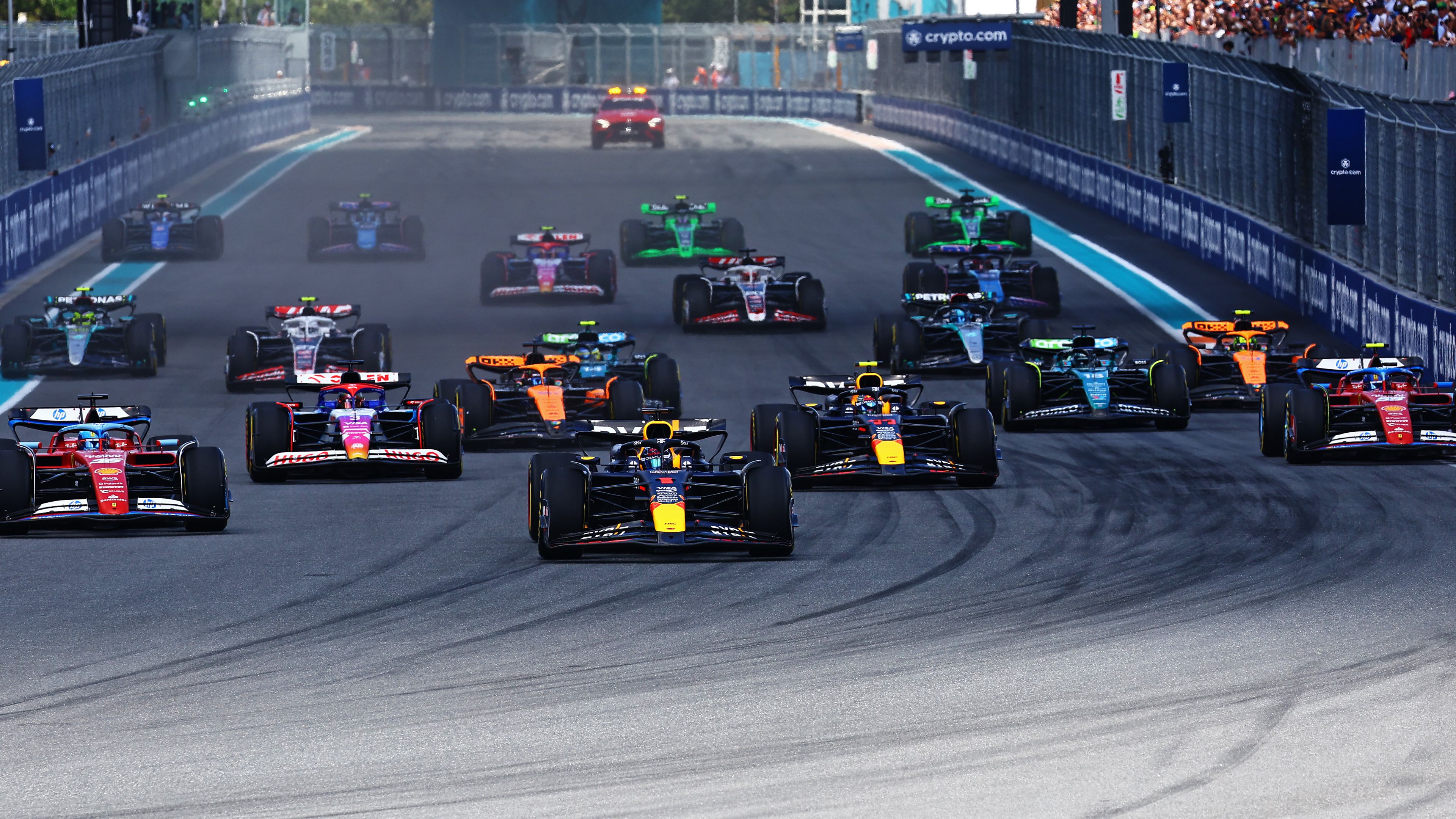 Hamilton nagy csatát vívott; Verstappen nyerte a miami sprintfutamot