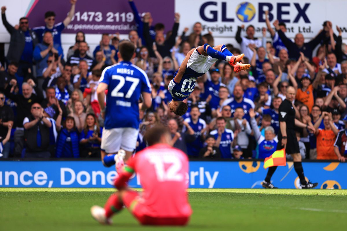 Omari Hutchinson ünnepli a gólját (Fotó: Getty Images)