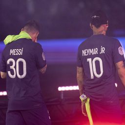 Neymar Barcelona és Párizs között ingázott