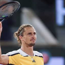 Zverev több mint négyórás csatában jutott a nyolc közé