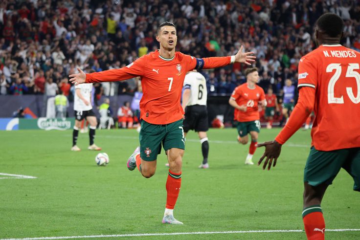 Ronaldo góljával fordított Münchenben, döntős Portugália az NL-ben!