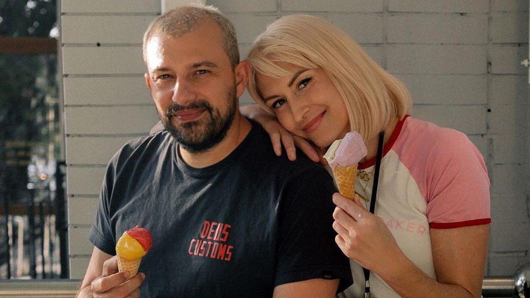 Az olasz fagylaltozójuk is tönkrement, Vladlenának is parókát kell hordania, mégis jókedvűek és optimisták (Fotó: Instagram)