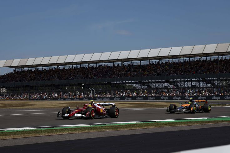 Hamiltoné az első Silverstone-i szabadedzés; bemutatkozott a Red Bull 17 éves tehetsége