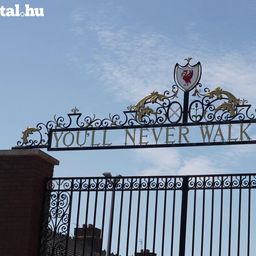 Így búcsúztak Jotától a Liverpool stadionjánál