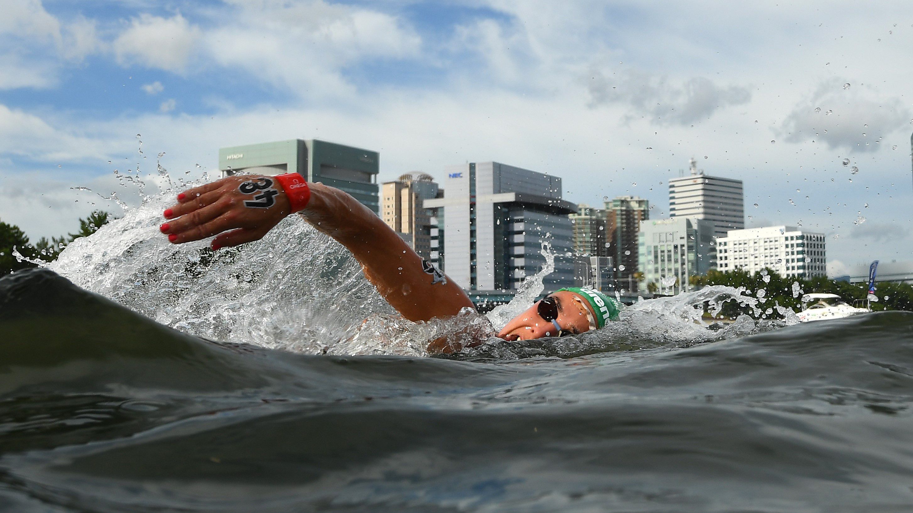 Elhalasztották a nők szombati versenyét a nyíltvízi úszó világkupán