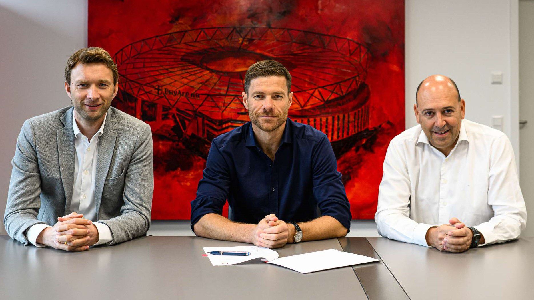 Xabi Alonso (középen) meghosszabbította a szerződését a Bayer Leverkusennél (Fotó: bayer04.de)