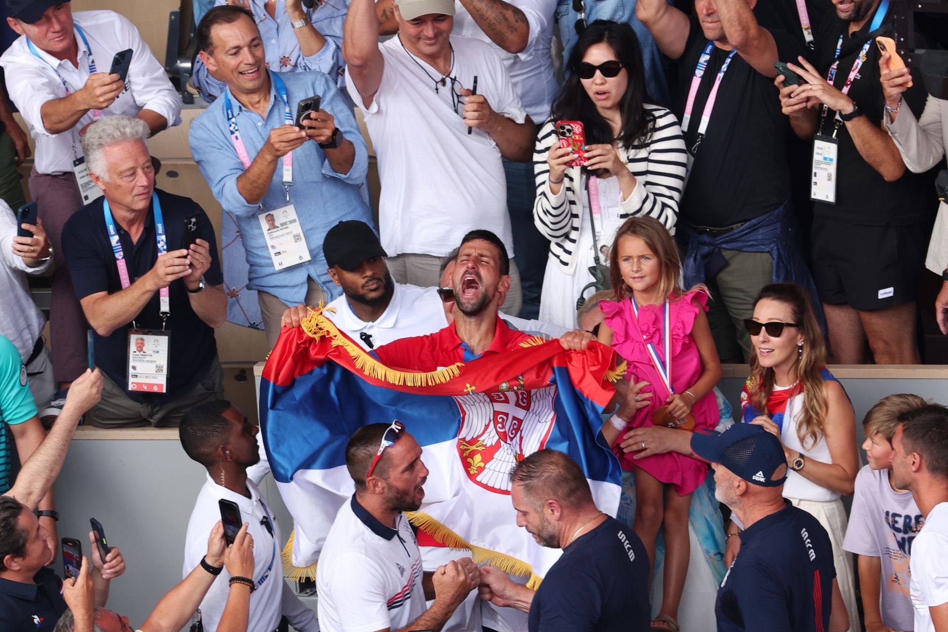 Tomboló ünneplés a boxában a hozzá legközelebb állókkal és a nemzeti lobogóval (Fotó: Getty Images)