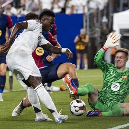 Félbeszakadt a Barcelona és a Real Madrid összecsapása, végül előbbi nyerte az el Clásicót