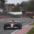 Vizsgálatot indít a Ferrari Leclerc drámai tempóvesztése miatt