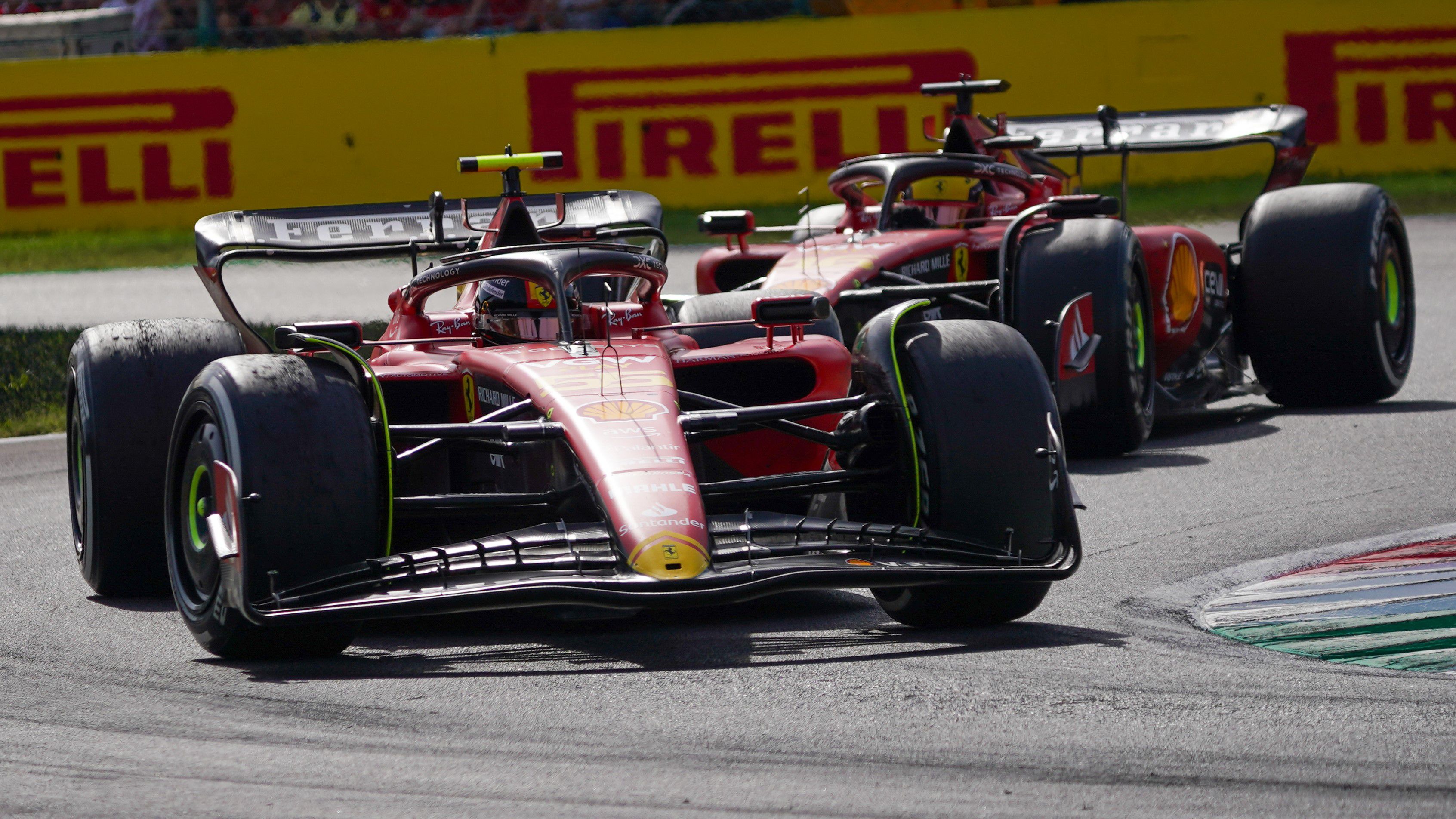 Carlos Sainz (elől) és Charles Leclerc nagy csatát vívott az Olasz Nagydíjon
