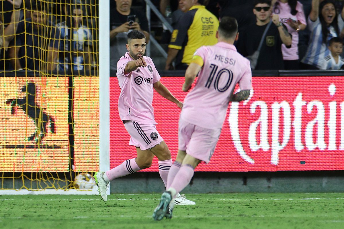 Jordi Alba egyből tudta, hogy kinek kell megköszönnie a gólpasszt (Fotó: Getty Images)