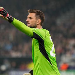 Videó: hatalmas vetődéssel mentette győzelemre a meccset a Bayern kapusa