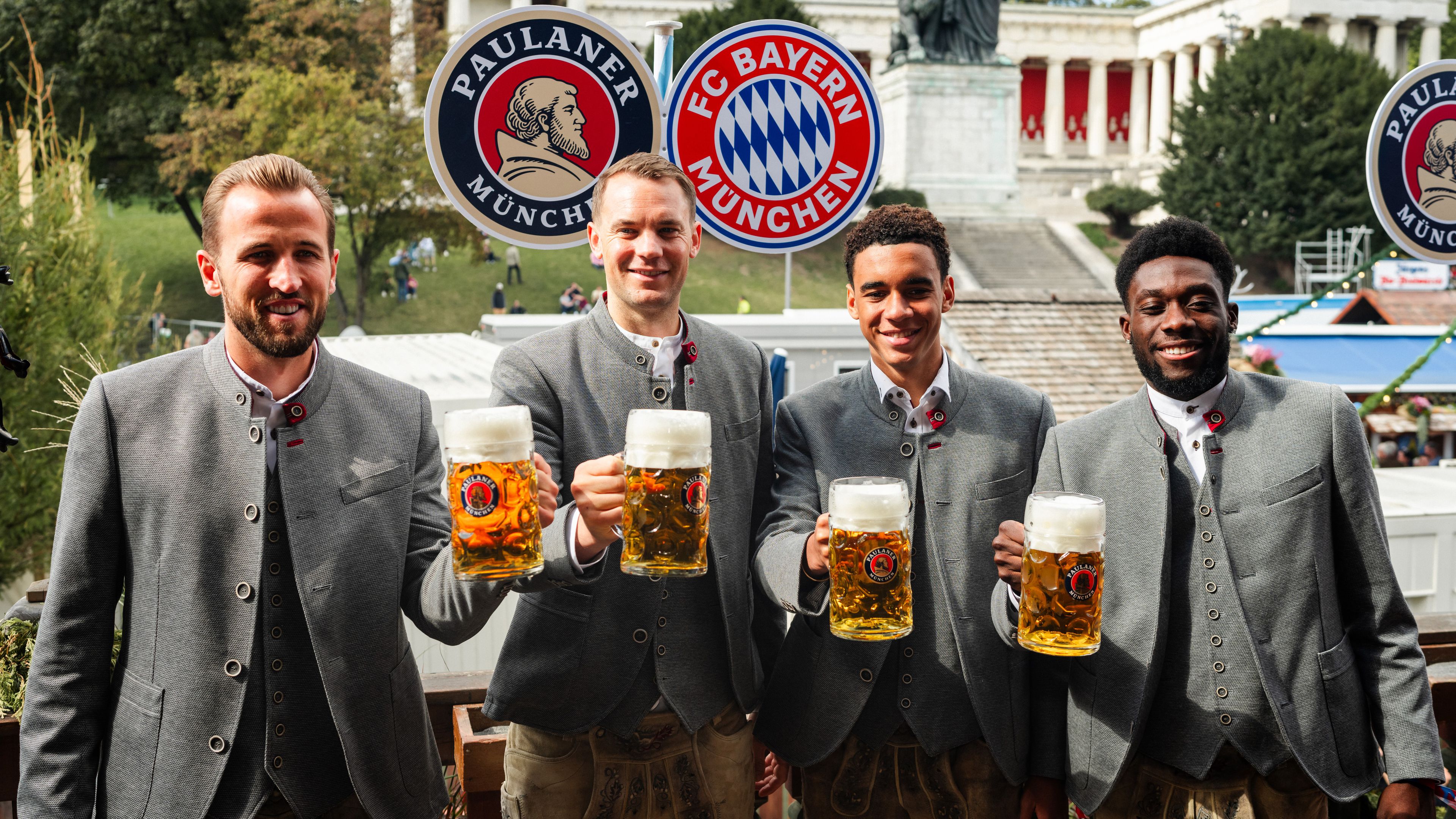 Egyelőre csak a sörözésben csapattag (balrók): Kane, Neuer, Musiala és Davies + 4 korsó (Fotó: Getty Images)