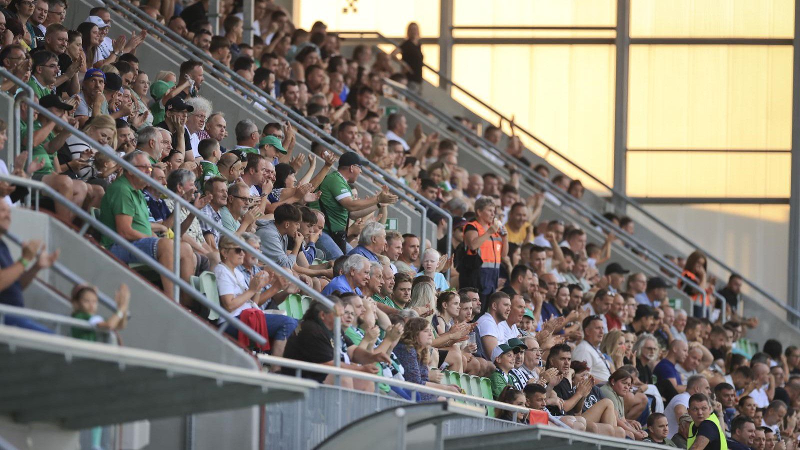 Két nemzetközi kupamérkőzés után a Ferencváros elleni bajnokin is megtelik a lelátó a Fehérvári úti stadionban. (Fotó: paksifc.hu)