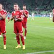 VIDEÓ: lángos, rántotta, kávé – Dzsudzsák piacos reggelire invitálta csapattársait