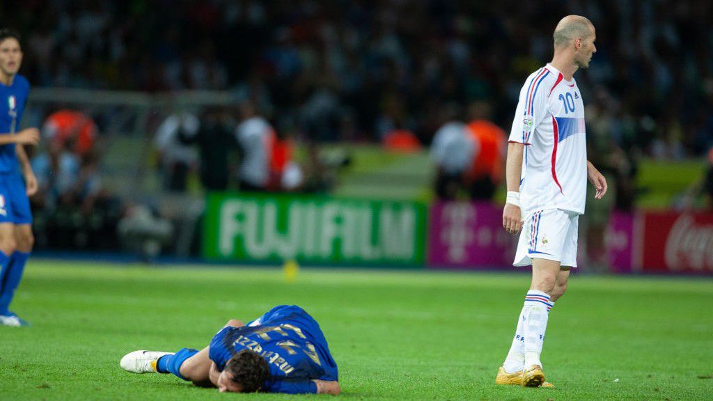 Zidane elfordul, mintha látni sem bírná a mellbefejelt Materazzi szenvedést (Fotó: GettyImages)
