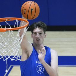 Elképesztő: állva zsákol a 236 centis kosaras, aki az NBA-be vágyik