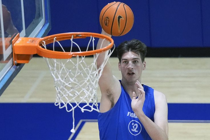 Elképesztő: állva zsákol a 236 centis kosaras, aki az NBA-be vágyik