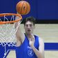 Elképesztő: állva zsákol a 236 centis kosaras, aki az NBA-be vágyik