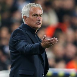 Mourinho térden csúszott, orra bukott, majd beleszállt a játékvezetőbe: Nem kérjük többször, mert bűzlik – videók