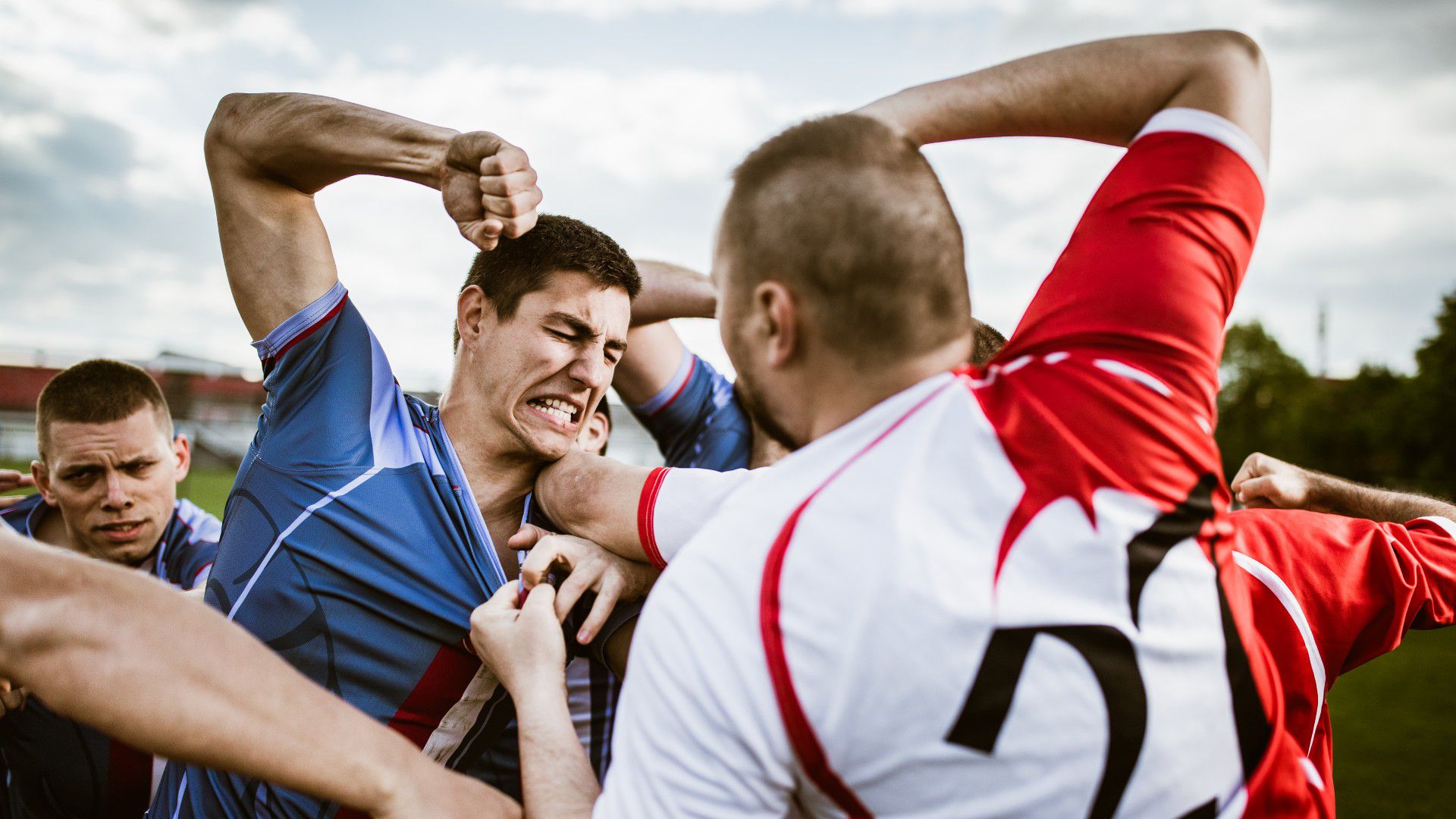 VIDEÓ: bunyó a focipályán, ököllel ütötték egymást a játékosok