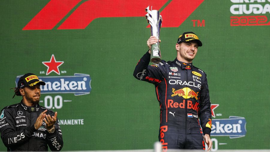 Hamilton (balra) kénytelen volt átengedni az első helyet Verstappennek Fotó: Getty Images