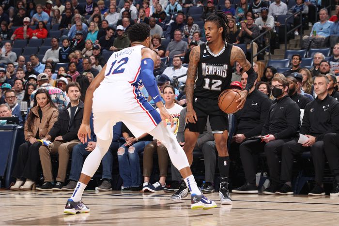 Ja Morant (jobbra) sportszerűtlenül veszekedett a bíróval