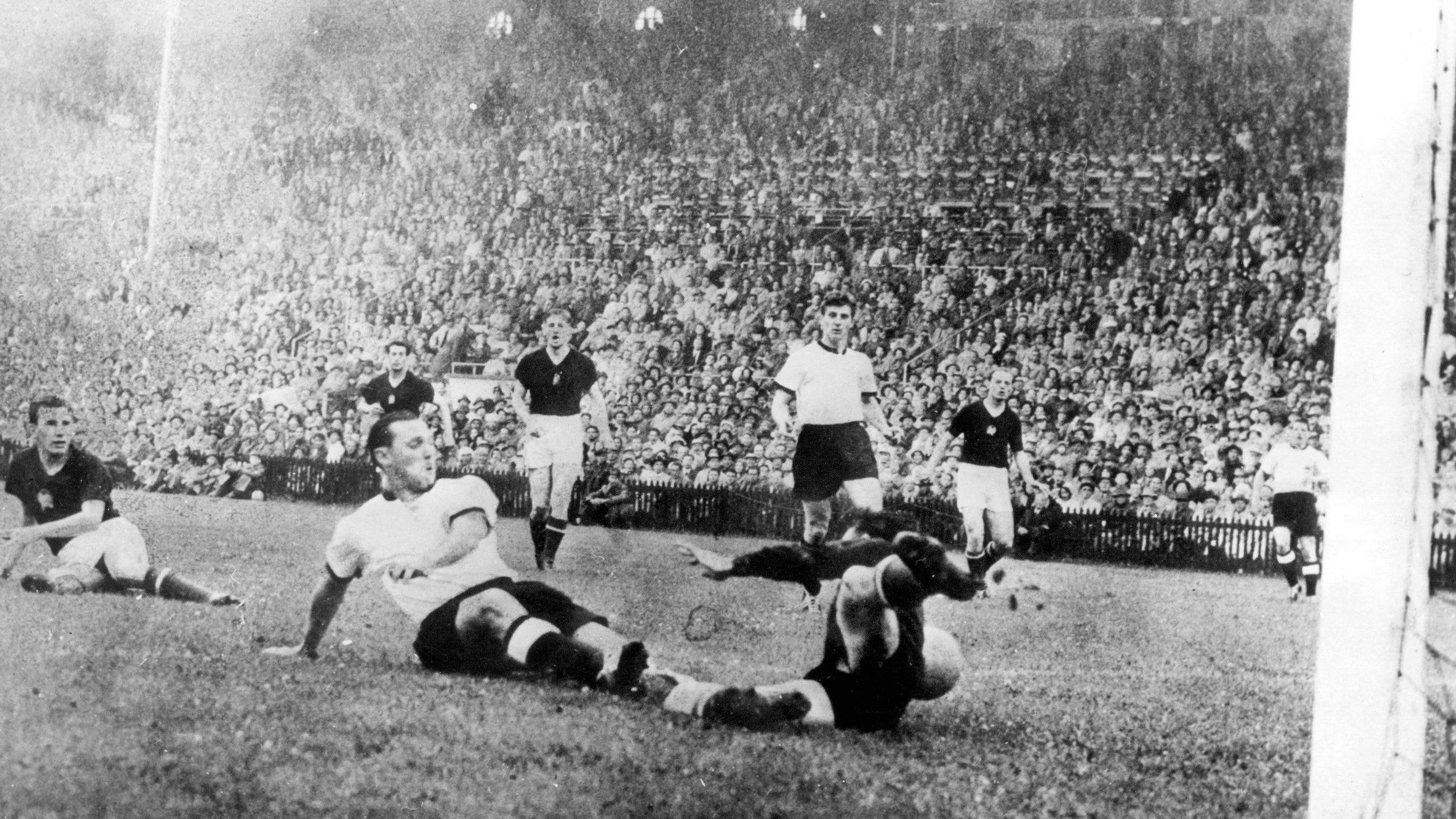 Ekkor még nem volt nagy a baj. A két csapat leghíresebb meccsén, az 1954-es vb-döntőn Max Morlock megszerzi a németek szépítő gólját (Fotó: Getty Images)