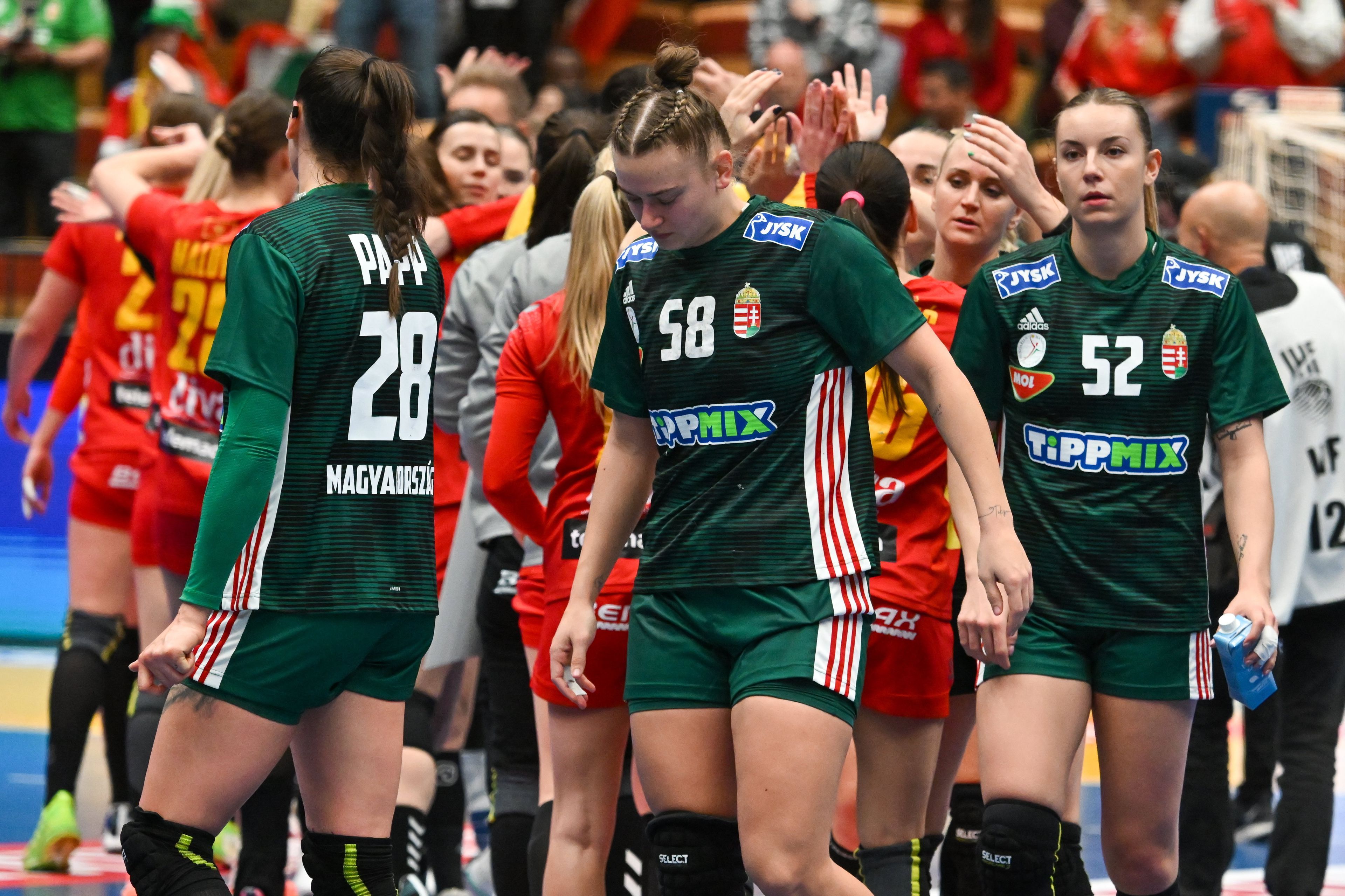 Csalódott magyar játékosok a vereség után (MTI/Illyés Tibor)