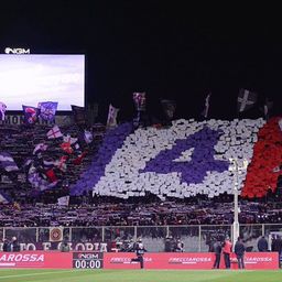 Megható: a pályán és a lelátón is a Fiorentina pályán összeesett játékosát éltették