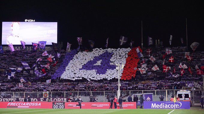 Megható: a pályán és a lelátón is a Fiorentina pályán összeesett játékosát éltették