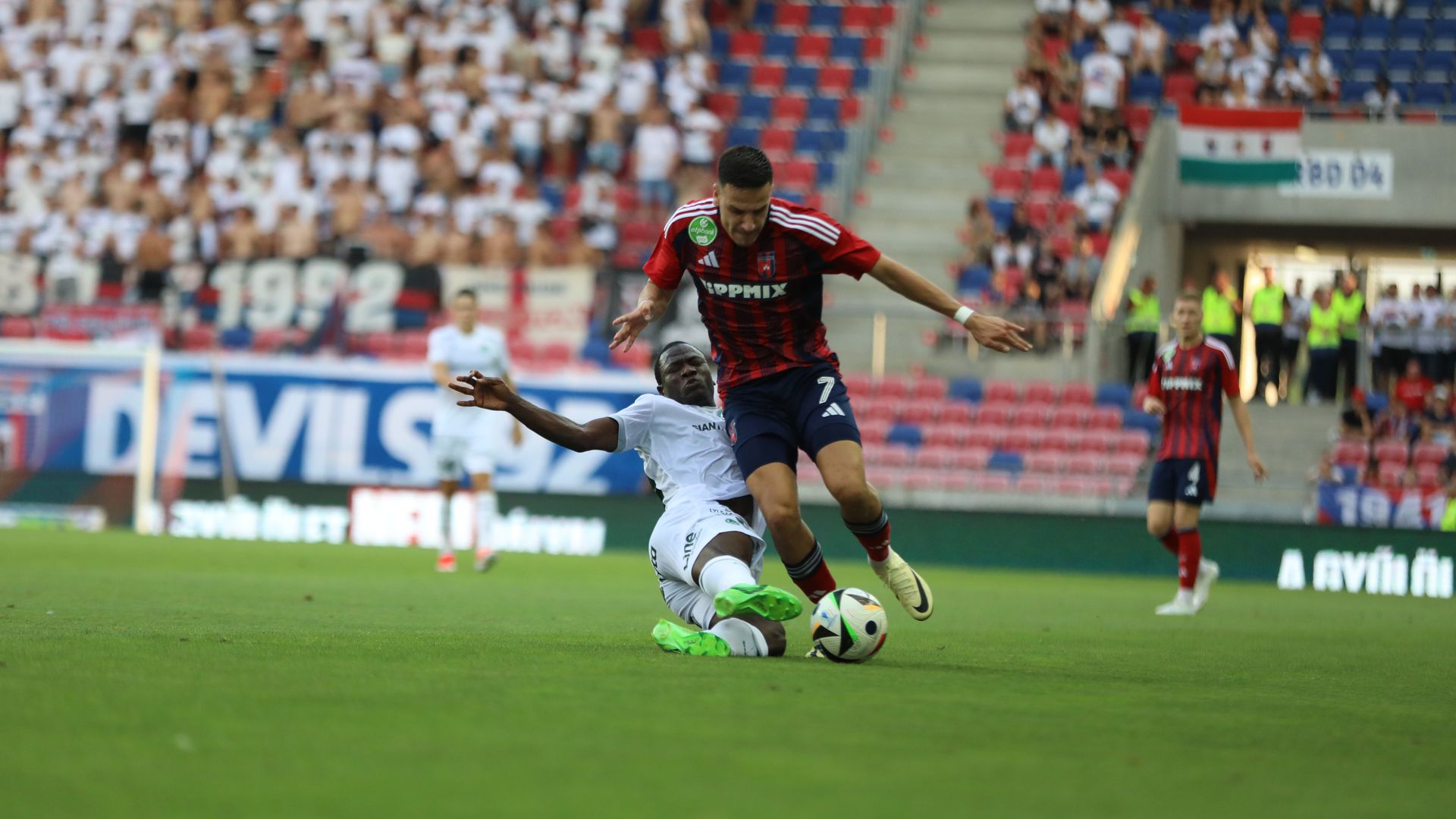 Ivan Milicevic augusztusban az Omonia Nicosia elleni Konferencialiga-mérkőzésen is játszott, most sokkal zordabb időben is meg kell állnia a helyét. (Fotó: Juhász Sára)