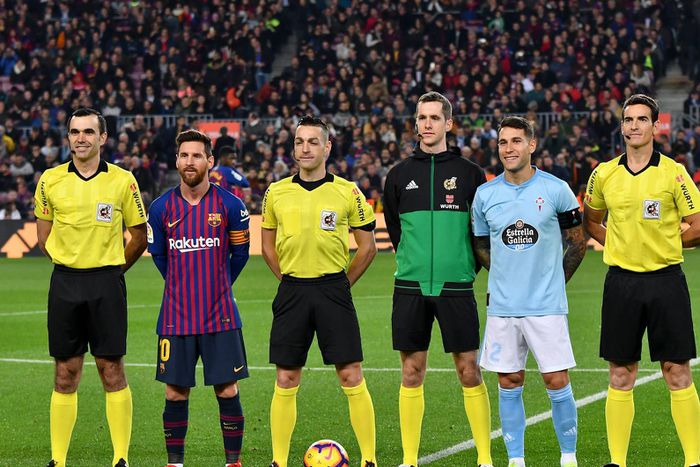 Hugo Mallo az Espanyol kabalafiguráját fogdosta