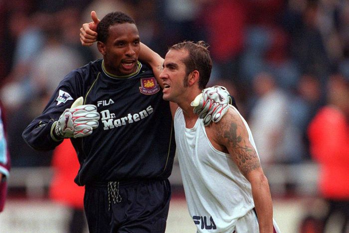 Hislop a nyilvánosság figyelmét szerette volna felhívni