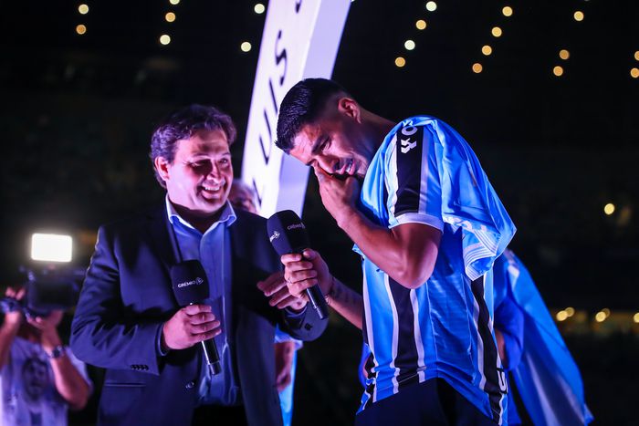 Több tízezren köszöntötték Luis Suárezt a Gremio stadionjában (Fotó: Gremio/Twitter)