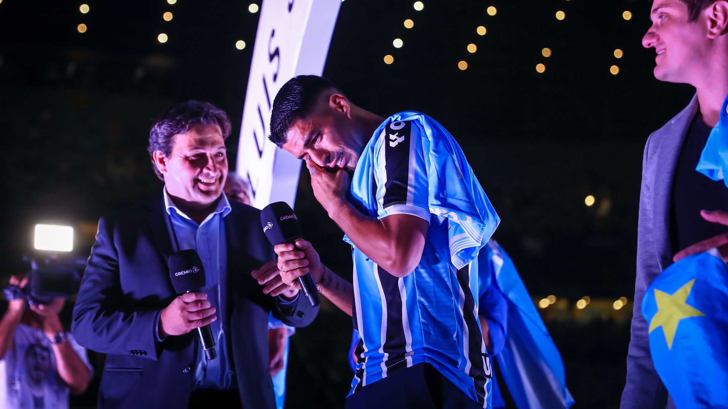 Több tízezren köszöntötték Luis Suárezt új csapata stadionjában – videókkal