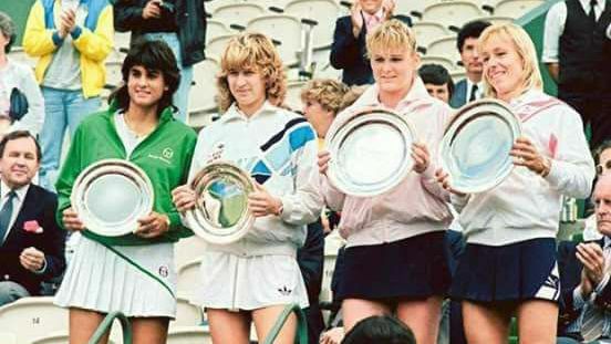 Temesvári és Navratilova (jobbra) világverő ellenfeleket, Gabriela Sabatinit és Steffi Grafot mosta le az 1986-os Roland Garros női páros döntőjében (Fotó: Facebook)