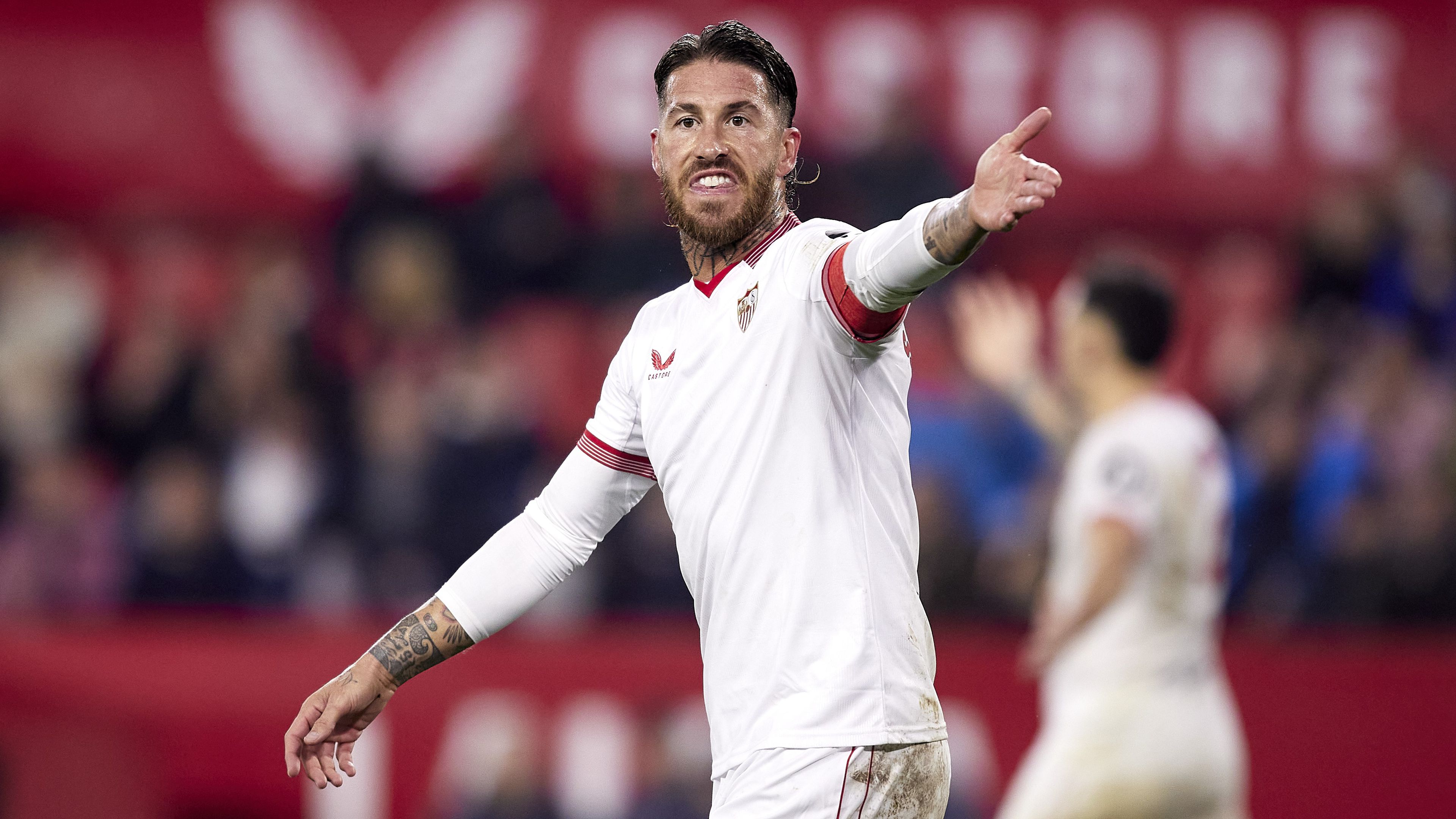 Ilyet ritkán látni: Sergio Ramos interjú közben osztott ki egy szurkolót – videóval