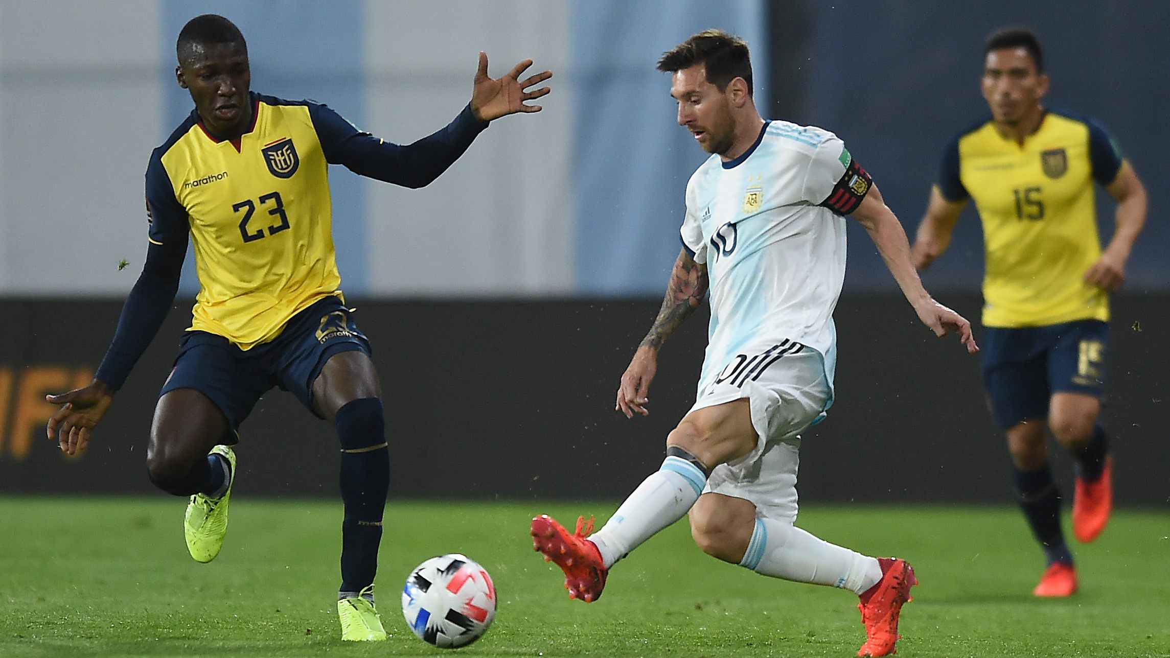 Egy képen a két taroló egy Ecuador–Argentína vb-selejtezőn: balra Caicedo, jobbra Messi (Fotó: Getty Images)