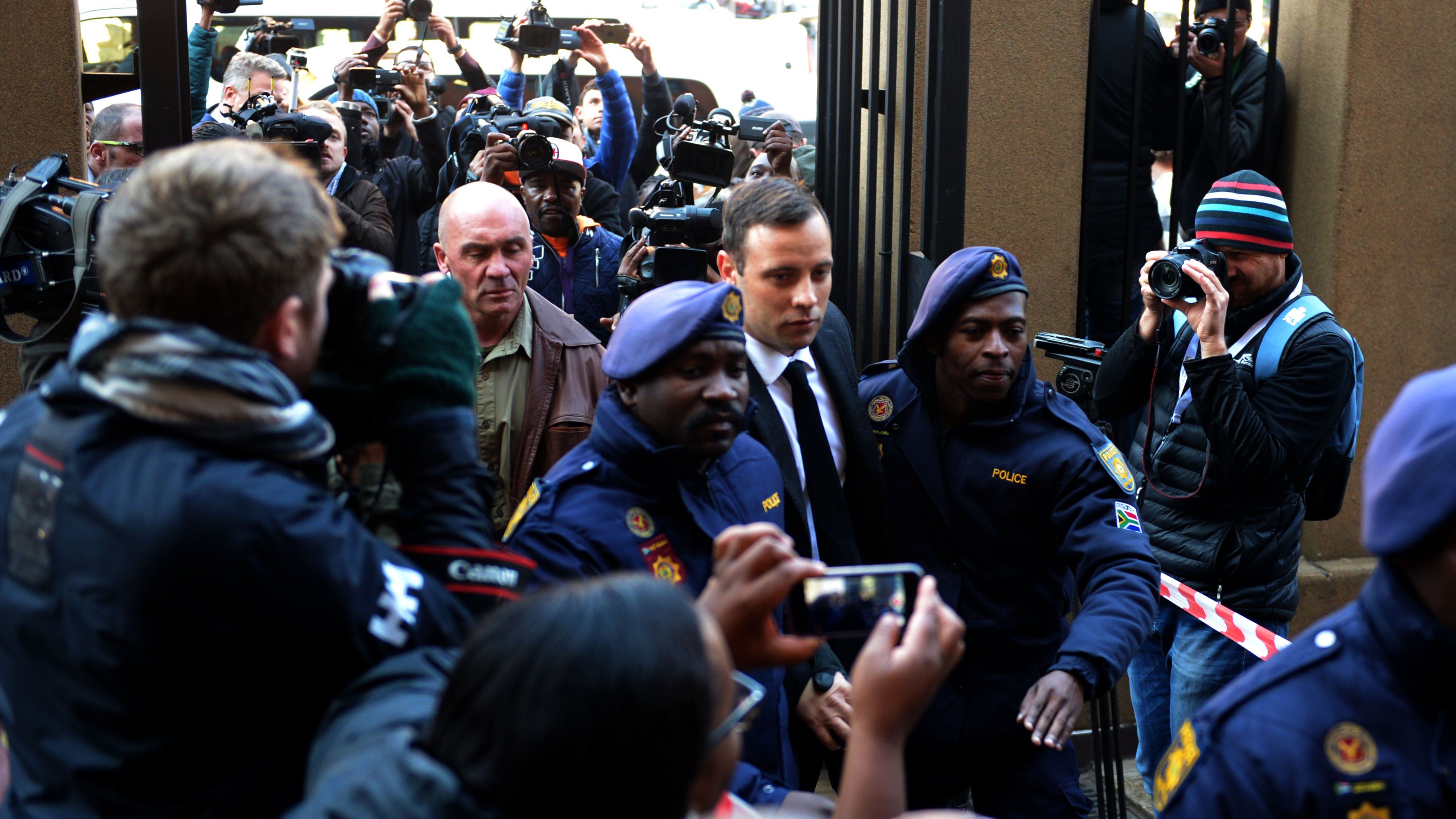 Hiába várta a sajtó a börtönépület előtt a barátnőjét meggyilkoló Pistoriust, nem nyilatkozhat, FRISSÍTVE – videóval